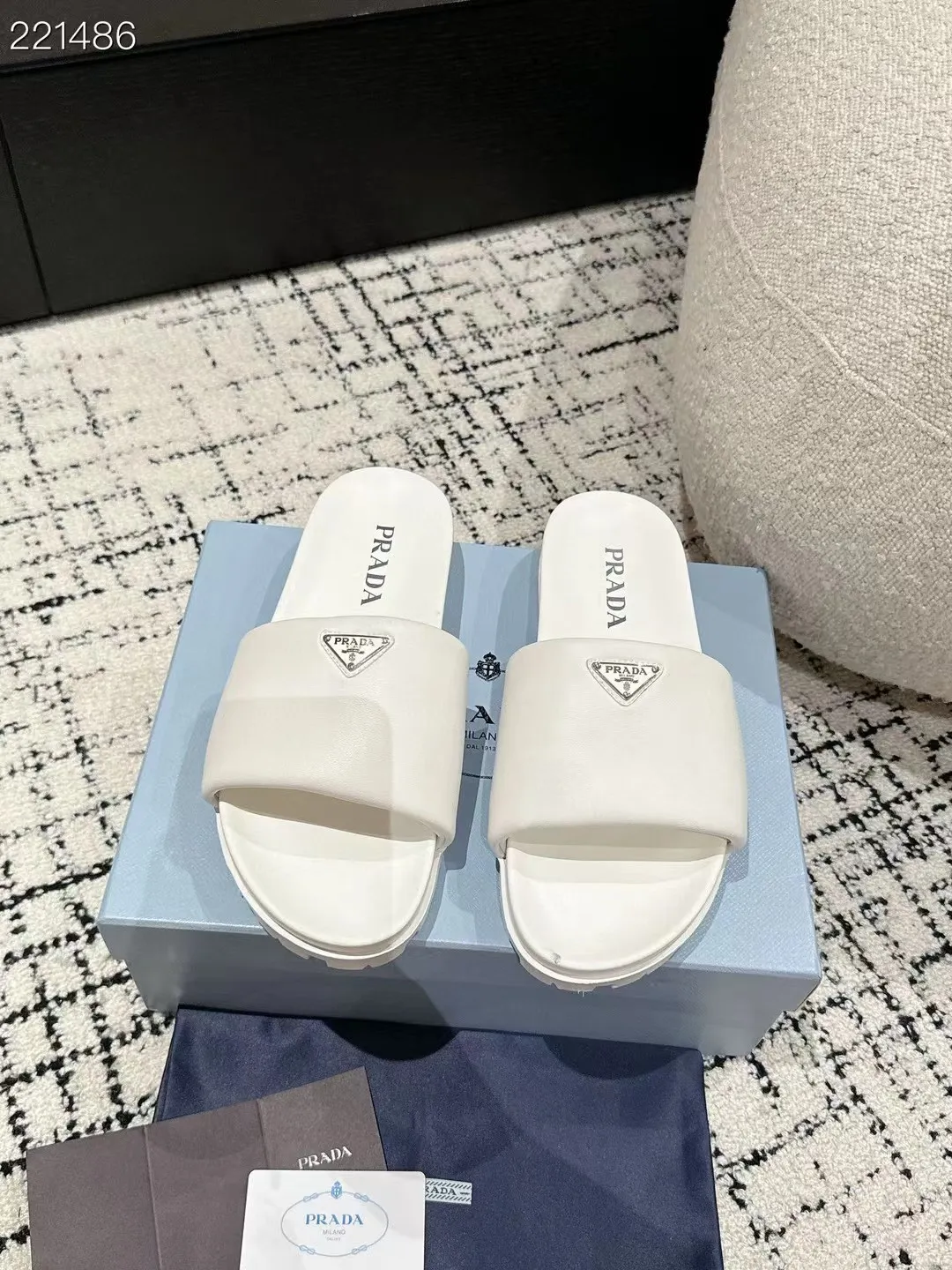 👟👟Ex-factory price 460👟👟 Couple model latest series! Prada 2024 spring and summer new sandals, double-breasted slippers, the latest catwalk series, classic upgrades, comfort and fashion coexist, every color combination looks good, and the design matches different style needs. Upper: original customized cowhide lining: original customized sheepskin lining, cowhide foot pads. Outsole: original molded non-slip outsole. Shoe size: women's size 35-40 (4142 customized) Men's size 39-45 (45 customized)